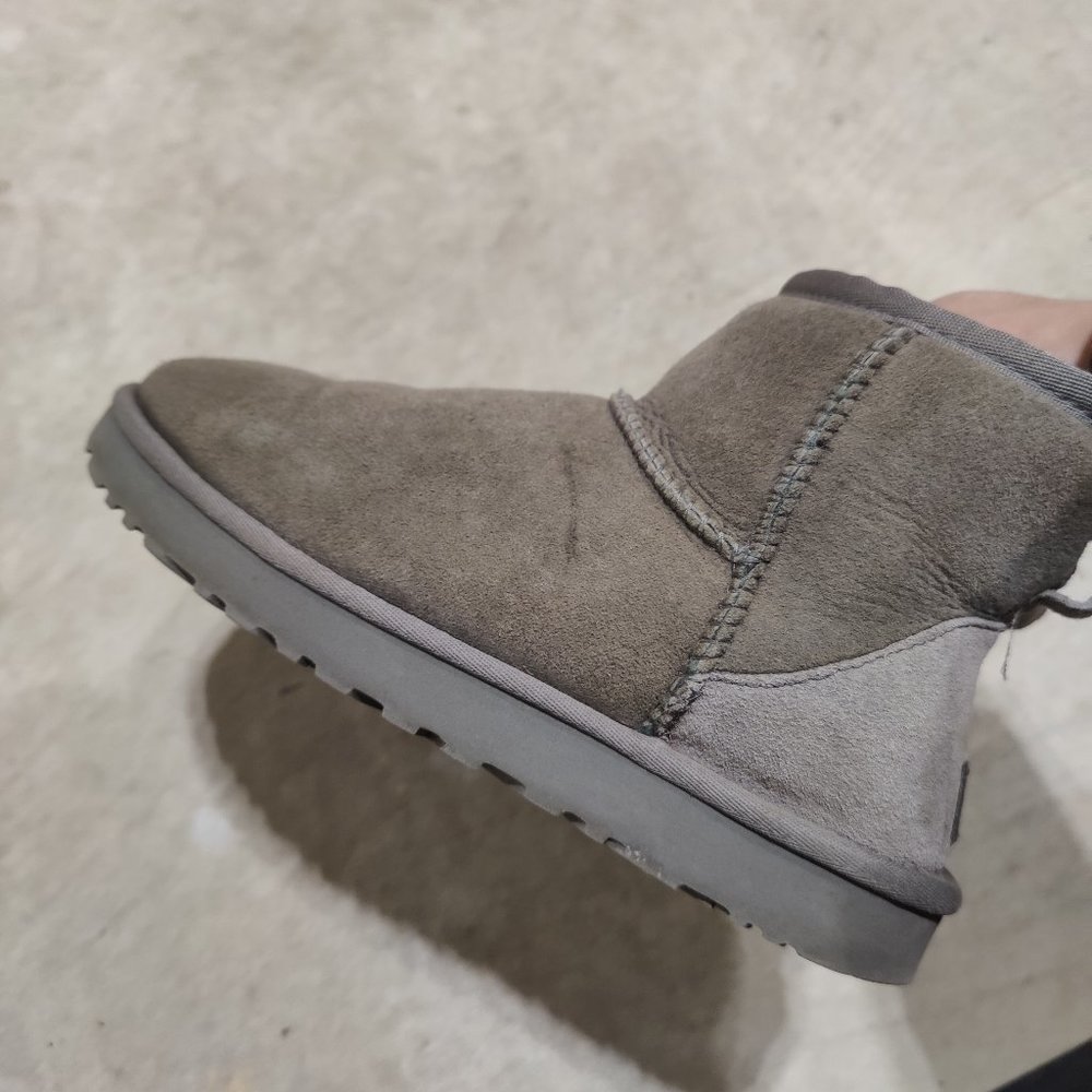Uggs gray mini size 7, fit like 8